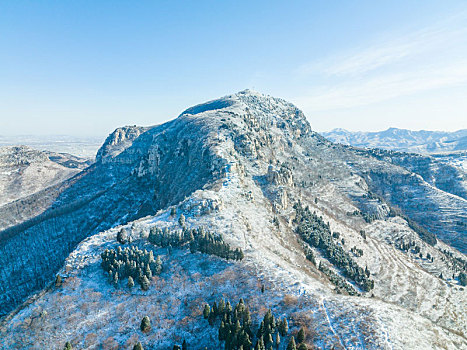 航拍济南章丘胡山雪景