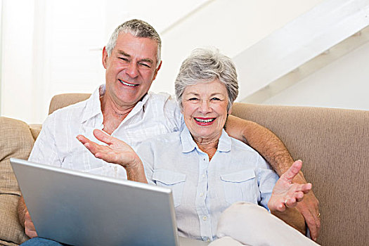 高兴,老年,夫妻,笔记本电脑,沙发
