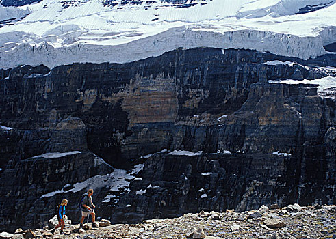 加拿大,艾伯塔省,班芙国家公园,远足者,攀登,岩石,边缘,仰视,冰河