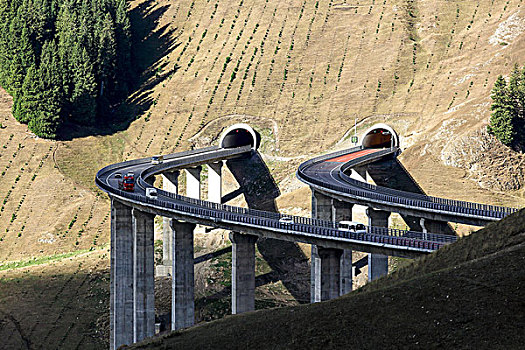 连霍高速公路位于果子沟的穿山隧道及桥梁,新疆伊犁伊犁霍城县