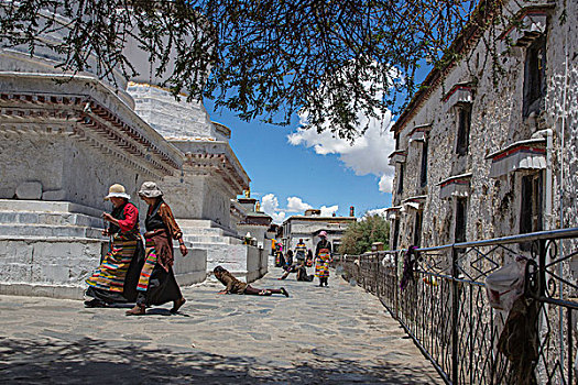 扎什伦布寺转经的藏民