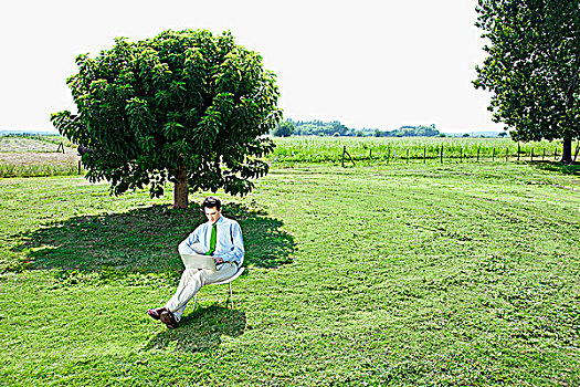 商务人士,笔记本电脑,土地