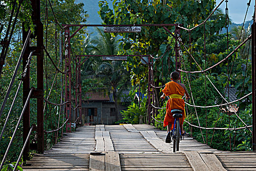 新信徒,年轻,僧侣,自行车,木桥,上方,歌曲,河,万荣,老挝,亚洲