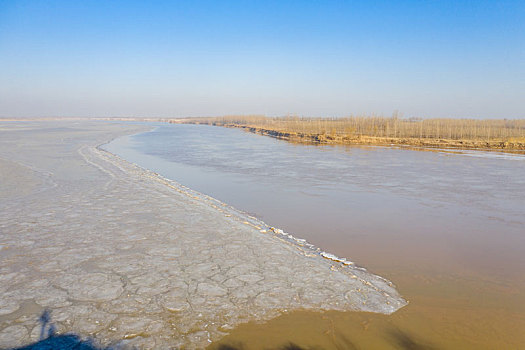 航拍结冰的济南黄河
