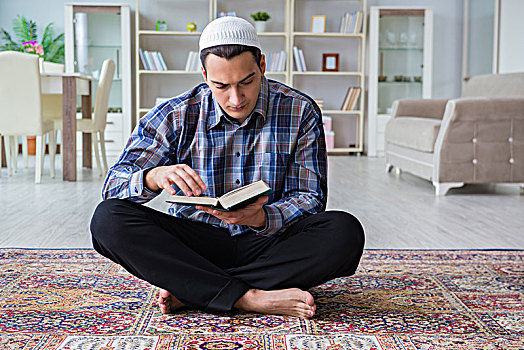 年轻,穆斯林,男人,祈祷,在家