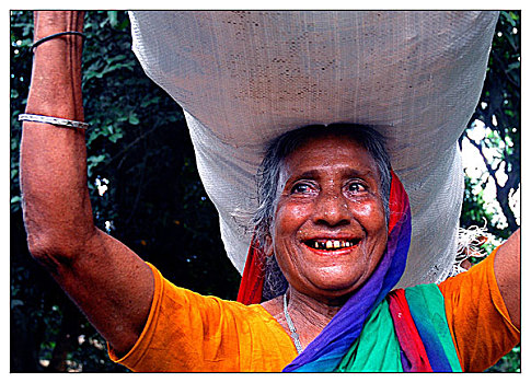 头像,高兴,老,乡村,女士,袋,满,装载,头部,孟加拉,八月,2006年