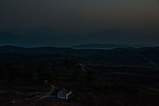 山,丹霞,群山,山脉,黄昏,红光,坡顶,驴友,旅行,地质公园,丹霞地貌,灌木,树,草,水潭,素材,平面设计