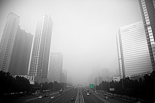 雾霾中的城市与人