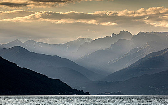 山,雾气,马焦雷湖,伦巴第,意大利