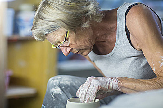 老年,女人,陶器,工作间,制陶,轮子,制作,碗,特写