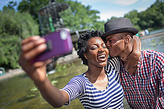 年轻,情侣,智能手机,毕士达喷泉,中央公园,纽约,美国