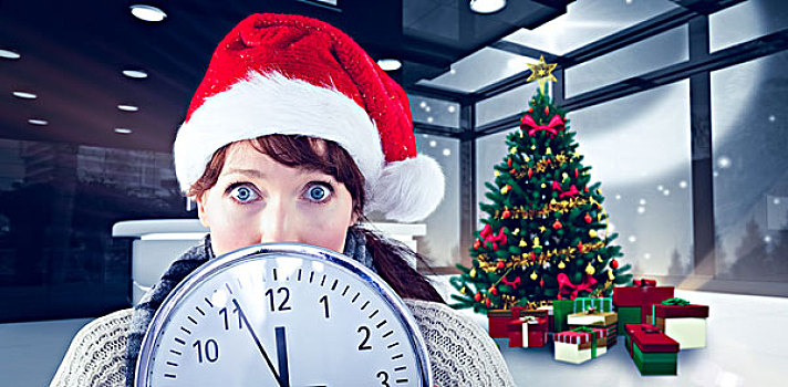 合成效果,图像,女人,拿着,大,钟表,家,圣诞树