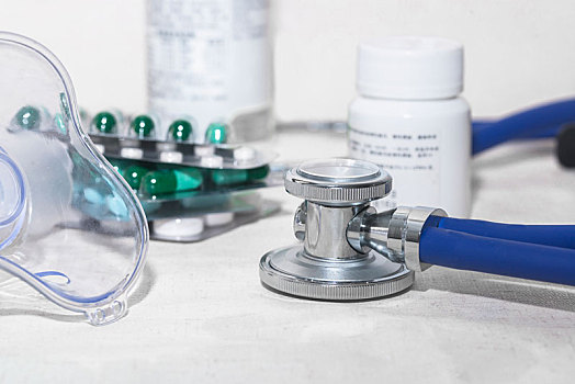 听诊器在桌上,虚化的胶囊,药品,药瓶与医疗用品
