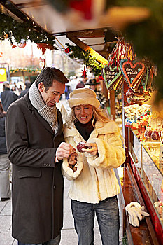 情侣,年轻,圣诞市场,糖果,高兴,微笑,糖渍,苹果,情感,冷冰冰,冬天,圣诞气氛,圣诞时节,时间,市场,相爱,愉悦