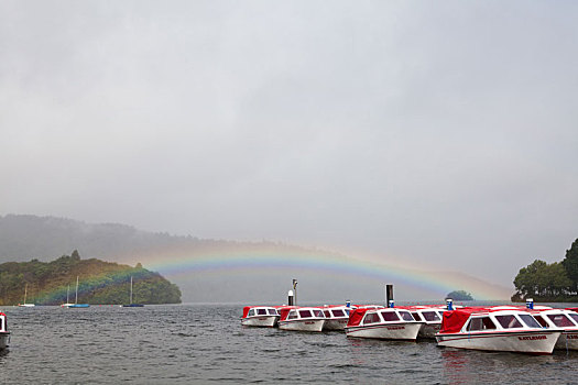 下雨天英国湖区的彩虹