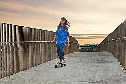 女孩,骑,滑板,人行道