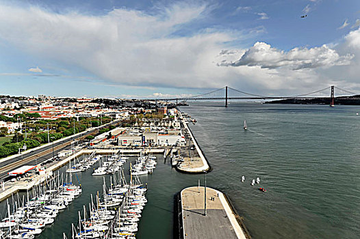 桥,上方,塔霍河,吊桥,码头,正面,里斯本,葡萄牙,欧洲