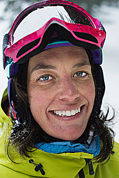 中年,女人,滑雪护目镜,微笑