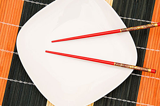 白色,盘子,红色,筷子,垫