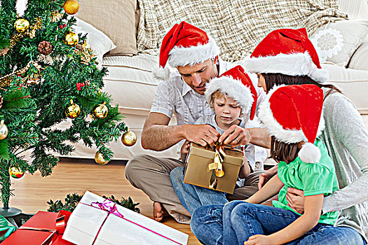 家庭,打开,圣诞礼物,坐,客厅