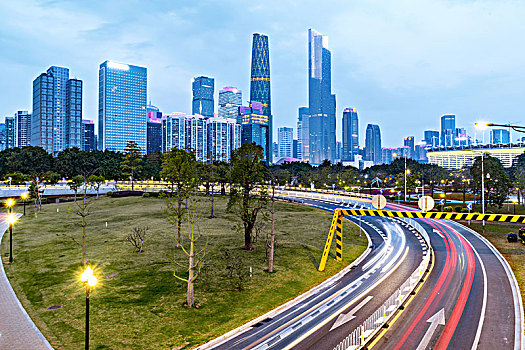 城市公路和摩天大楼在广州