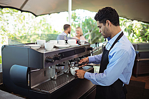 服务员,制作,咖啡杯,浓缩咖啡机,餐馆