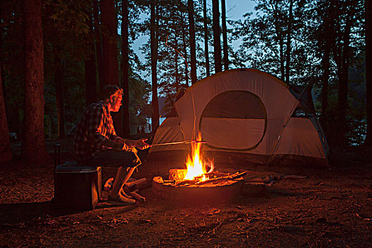 男人,烹调,营火,树林,夜晚,阿肯色州,美国
