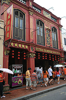 马来西亚,马六甲城内有很多中国居民居住,他们是中国最早到达马六甲的先民后代,他们在此居住并建筑了很多中国式的房子和会馆