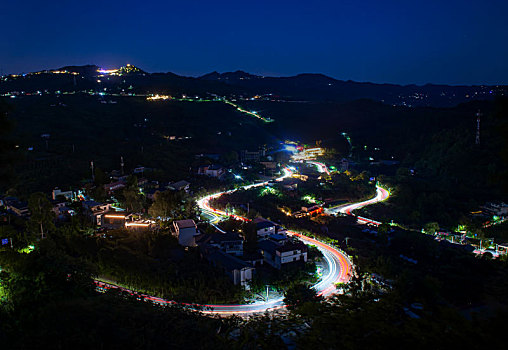 成都龙泉山山间公路夜景车流