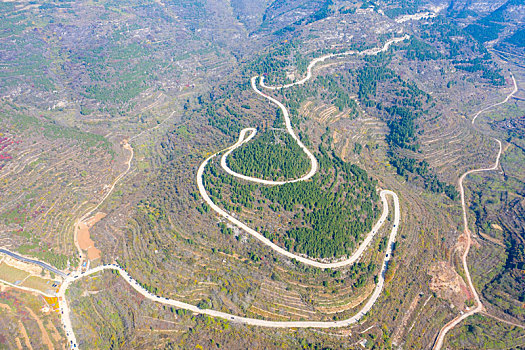 航拍济南南部山区的盘山路