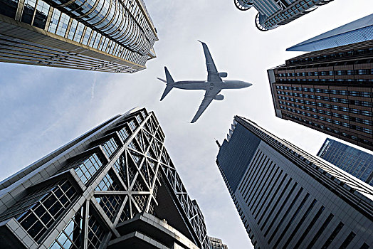 行駛上海外灘上空的飛機