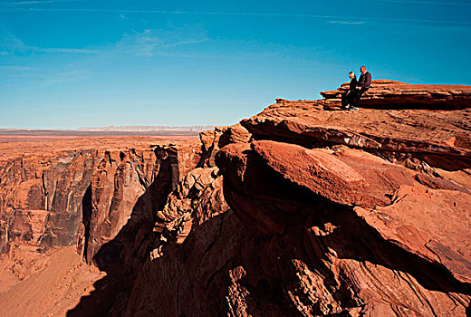 旅游,坐,石头,看,风景,科罗拉多河,马掌,弯曲,页岩,亚利桑那,美国