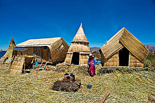 女人,印第安人,正面,特色,芦苇,小屋,传统,粘土,烤炉,前景,漂浮,岛屿,提提卡卡湖,南方,秘鲁,南美