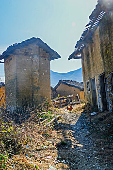 村庄,农村,房子,老屋,土墙,树,水沟,小溪,山,蓝天,鸡,鸭,草,田地,农舍