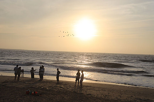 山东省日照市,清晨的海边环境宜人,游客漫步沙滩赶海拾贝