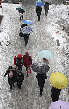 安徽歙县雪中行走的市民