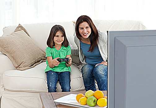 妈妈,女儿,玩电玩,一起,客厅