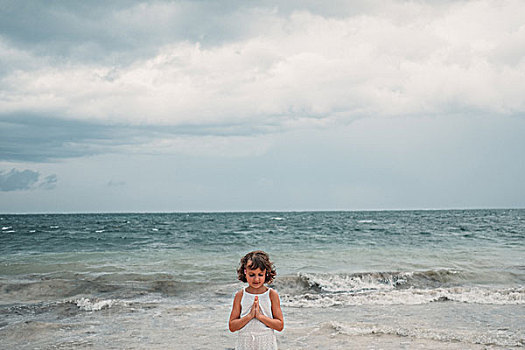 女孩,祈祷,海滩,坎昆,墨西哥