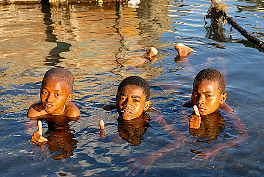 三个男孩,水,展示,竖大拇指,莫罗尼,大,印度洋,非洲
