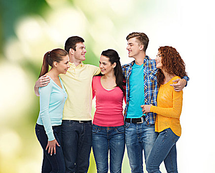 友谊,环境,人,概念,群体,微笑,青少年,站立,搂抱,上方,绿色背景