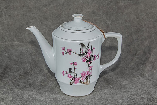 红梅喜鹊陶瓷白釉茶壶特写