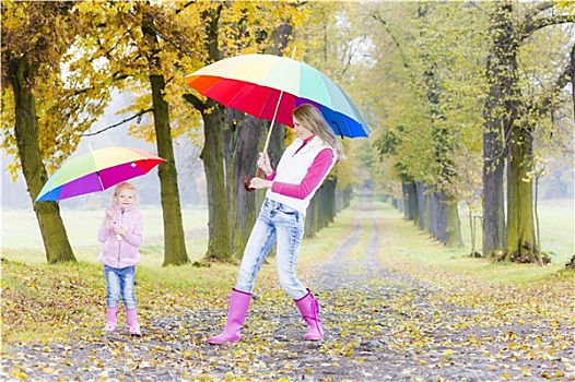 母亲,女儿,伞,秋天,小路