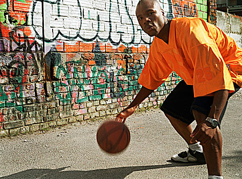 男人,运球,篮球,靠近,墙壁,特写