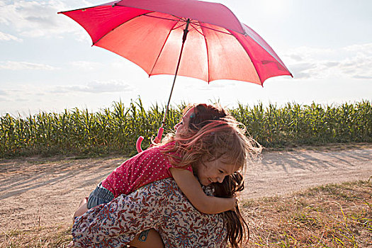 母女,搂抱,红色,伞