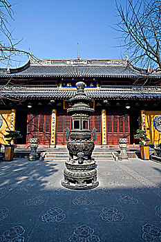 上海龙华寺的三圣宝殿