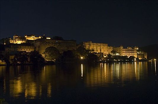 城市宫殿,湖,皮丘拉,夜晚,乌代浦尔,拉贾斯坦邦,印度