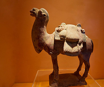 北朝,彩绘驮包骆驼俑