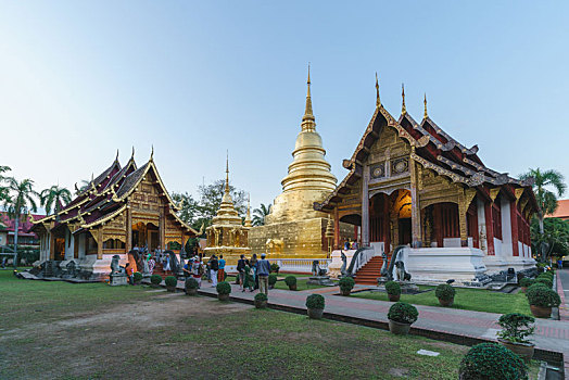 泰国清迈老城著名寺庙帕辛寺景观与金色佛塔