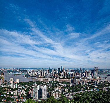 2029年重庆市南岸区南山一棵观景平台上俯瞰重庆渝中区