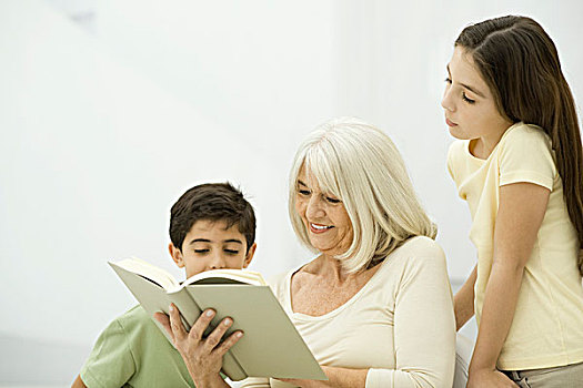 祖母,孙辈,读,书本,一起
